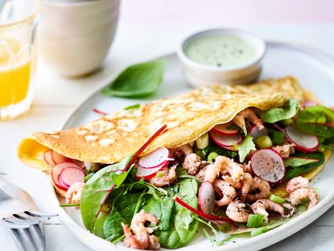 Omelet met garnalen, radijsjes en een green goddess-yoghurtsausje