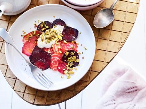 Carpaccio van geroosterde bietjes met yoghurt en pistachenoten