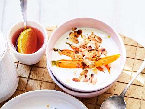 Hartige yoghurt met gekaramelliseerde worteltjes