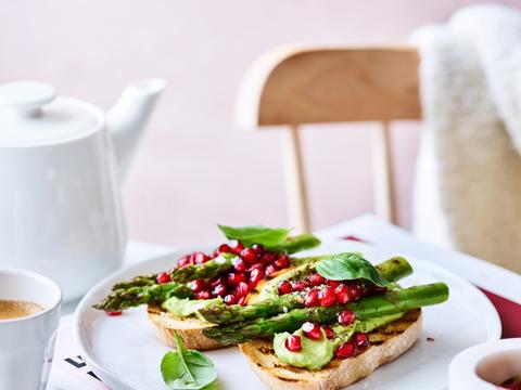 Toast avocado met gegrilde groene asperges