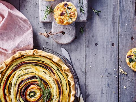 Spiraalquiche van zoete aardappel, rode biet en feta