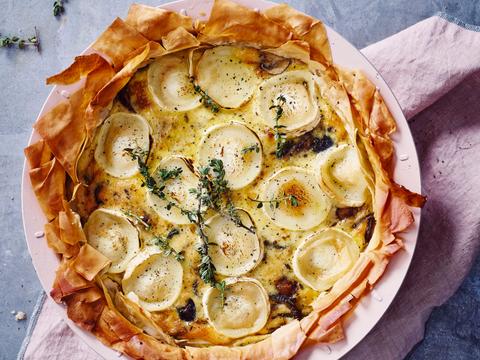 Quiche van filodeeg, rode ui, champignons en geitenkaas