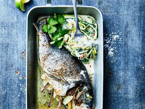 Oosterse dorade met courgettenoedels
