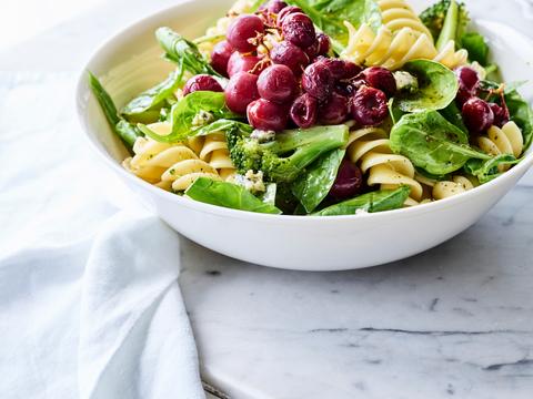 Spirellislaatje met broccoli en geroosterde druiven