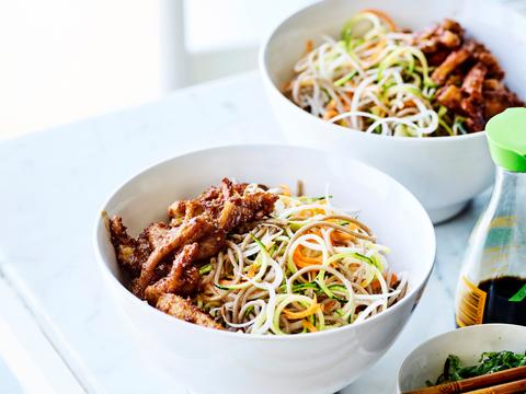 Pittige salade van noedels met kip en zoetzure groentelinten