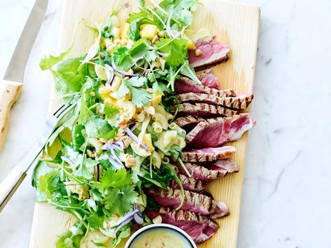 Koude macaroni met mango, entrecote en limoendressing