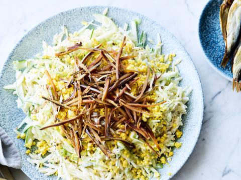 Griekse pasta met gerookte sprot, komkommer en appel