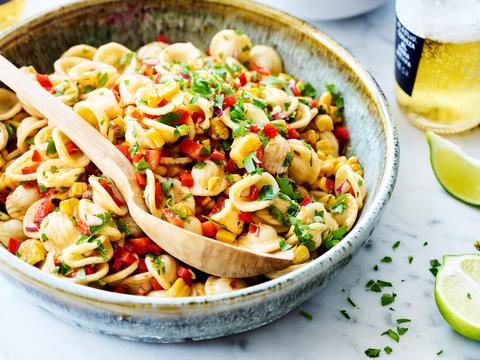 Schelpjespasta met gegrilde maïs en paprika