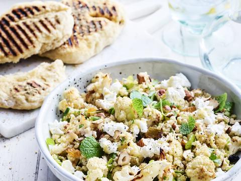 Salade van geroosterde bloemkool met zachte geitenkaas en zelfgebakken naanbrood