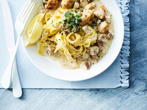 Tagliatelle met worstjesvlees en stroganoffsaus