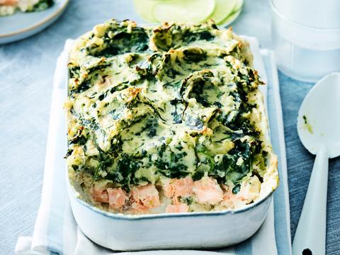 Ovenschotel met zalm en een dikke laag spinaziepuree