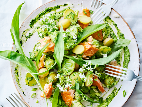 aardappelsalade met daslook en warmgerookte zalm