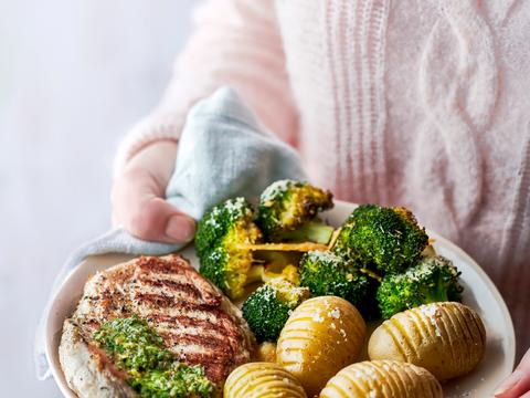 Kalfslapje met hasselbackpatatjes en broccoligratin