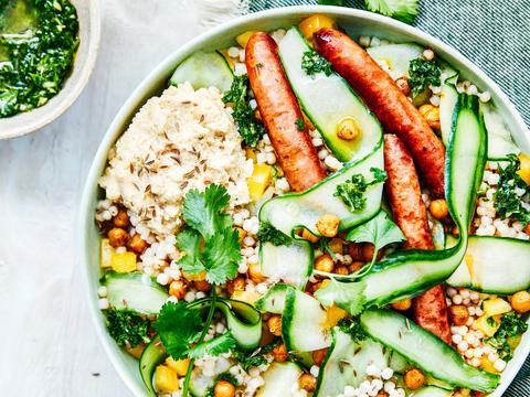 Parelcouscous met merguezworstjes en hummus