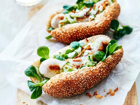 hotdog met witte pens en salsa van groene appel