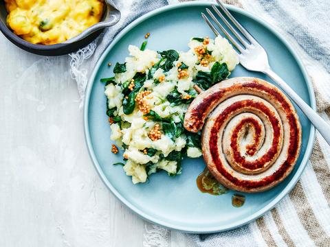Chipolata met spinaziepuree en warme picklessaus