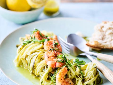 Courgetti en tijgergarnalen in dragon-citroen-knoflookolie