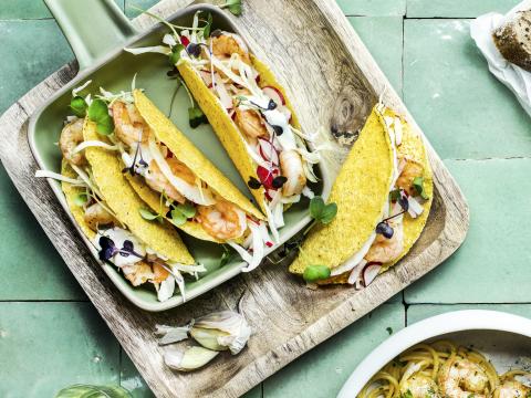 Taco's met scampi's, groenten en een yoghurt-roomsausje