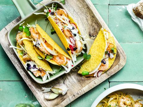 Taco's met scampi's, groenten en een yoghurt-roomsausje