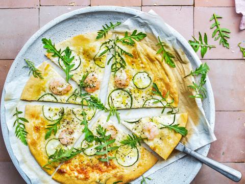 Pizza bianca met scampi's en courgette