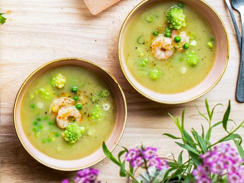 Kruidig bloemkoolsoepje met scampi's