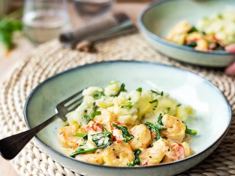 Scampi's in roomsaus met spinazie en basilicumpuree