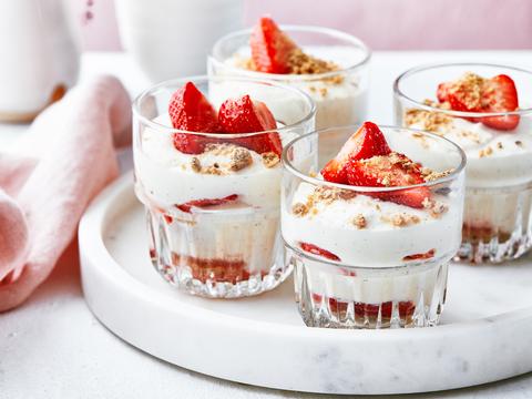Tiramisuglaasjes met aardbeien en havermoutkoekjes
