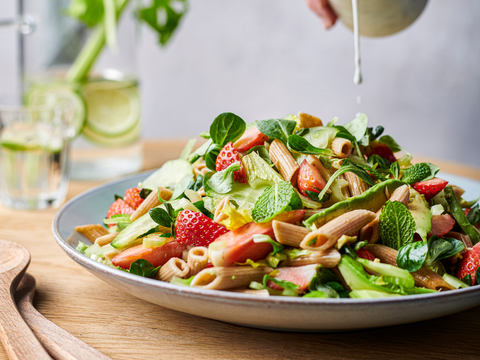 pastasalade met aardbei avocado en muntsaus