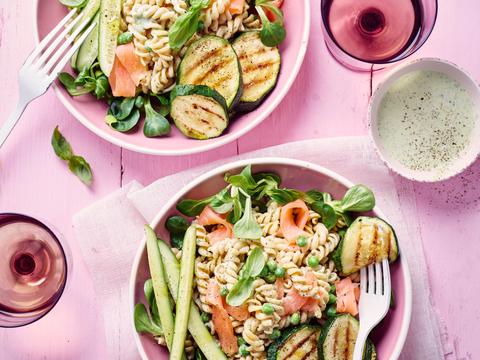 Volkoren pastasalade met gegrilde courgette, gerookte zalm