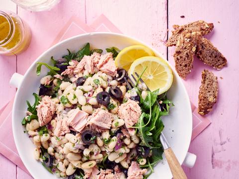 Wittebonensalade met tonijn, olijven en citroenvinaigrette