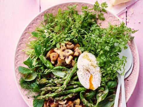 Frisse kruidensalade met asperges en gepocheerde eitjes