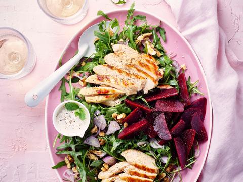 Rodebietensalade met gegrilde kip en geitenkaasdressing