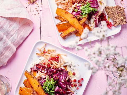 Salade van radicchio, zoete aardappel en gerookte kalkoenreepjes