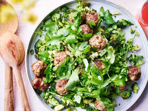 Salade van geroosterde broccoli met lam-notenballetjes