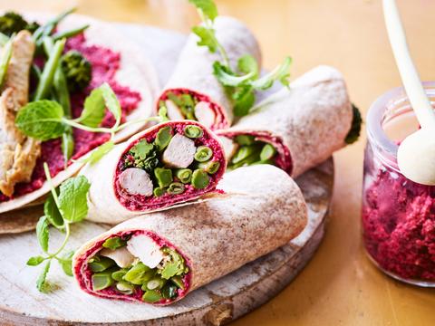 Wrap met broccolini, kip en pesto van rode biet