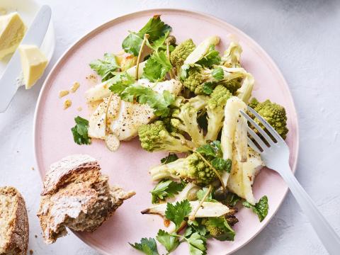 Salade van geroosterde asperges en romanesco met gebakken vis