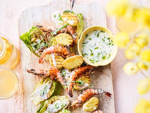 Gegrilde Romeinse sla met saté van tijgergarnalen