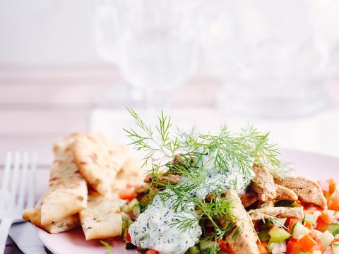 Gyros met tzatziki en Griekse salade