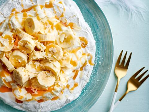 Pavlova met banaan en gezouten karamel