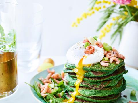 Groene pannenkoekjes met een gepocheerd eitje