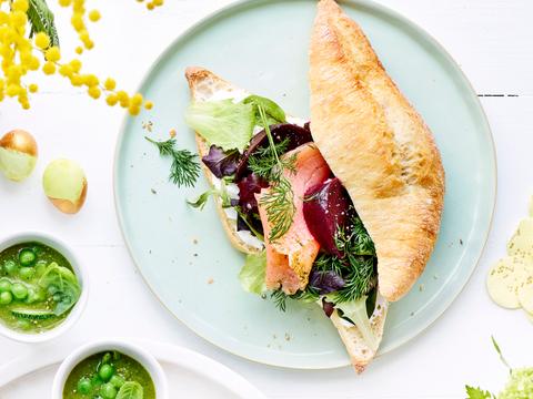 Broodje met gerookte zalm, labneh en rode biet