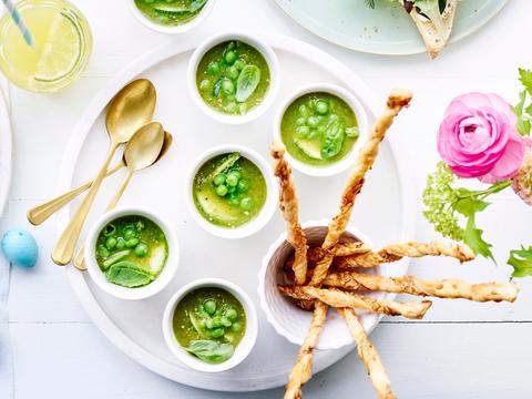 Aspergesoep met broodstengels