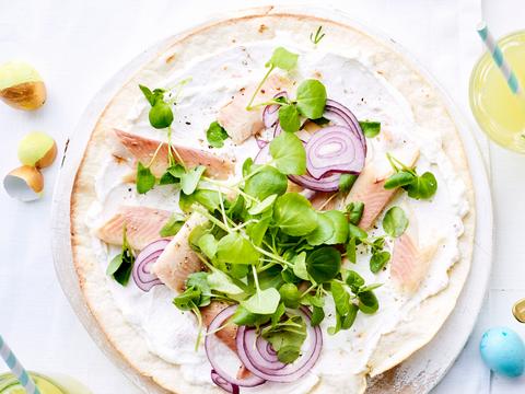 Krokante tortilla met ricotta, gerookte forel en waterkers
