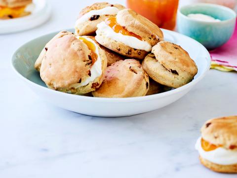 Scones met abrikozen en amandelen