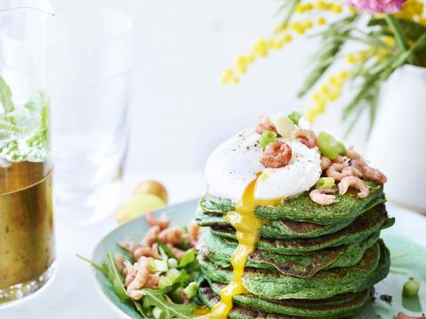 Green pancakes, œufs pochés et crevettes