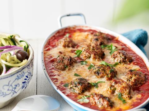 Kalfsballetjes met courgetti, rode ui en zwarte olijven
