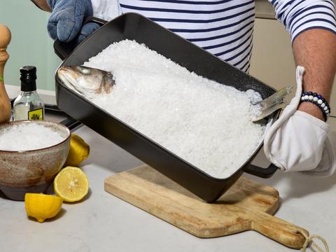 zeebaars in zoutkorst