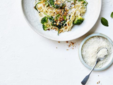Spaghetti met broccoli, spinazie en krokant broodkruim