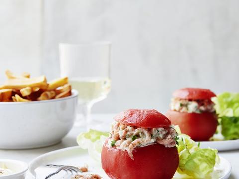 Tomaat-garnaal met verse frietjes en kropsla