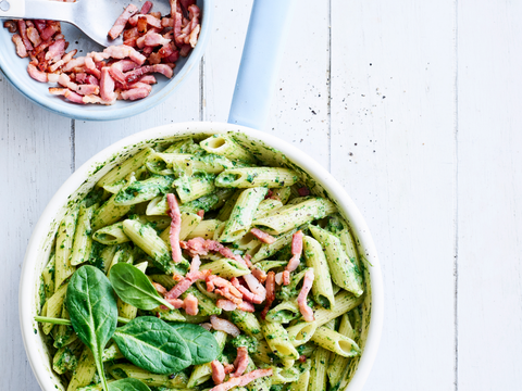 Penne met kruidenkaas, jonge spinazie en spekjes
